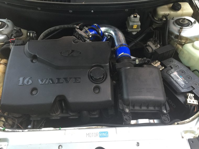 Патрубки Приора 16 клапанов под капотом