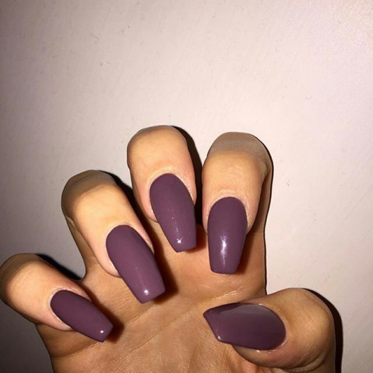 Однотонные фиолетовые ногти длинные