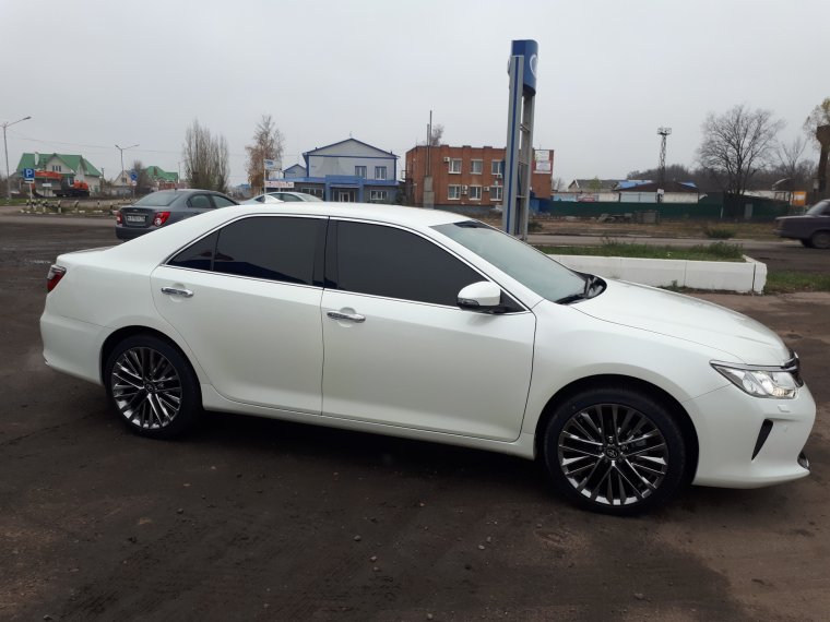 Белая Камри 55 r17