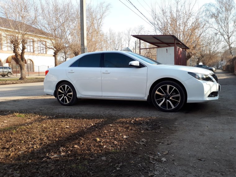 Белая Камри 55 r17