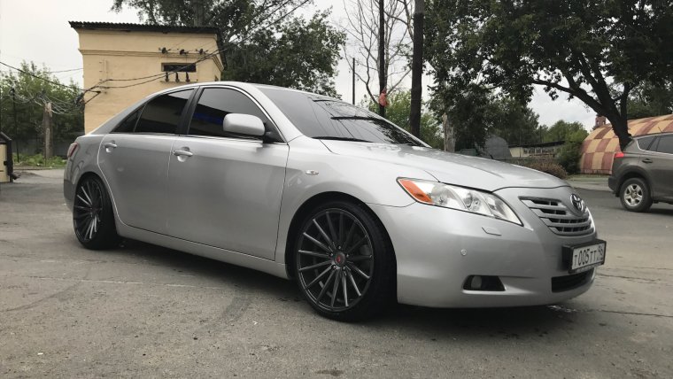 Toyota Camry 40 на r20