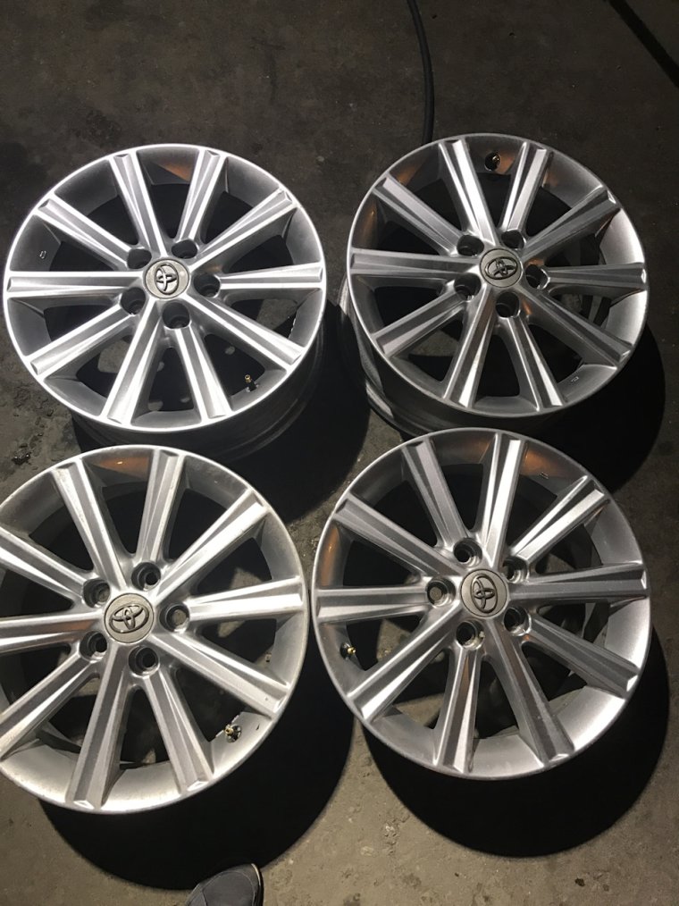 Тойота Камри 50 на оригинальных дисках