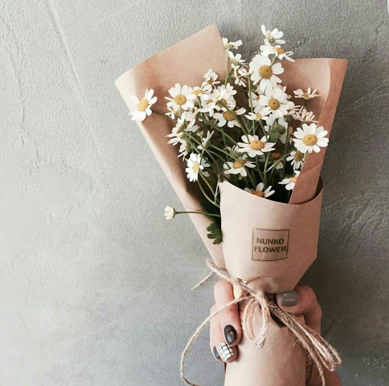 Необычные стильные букеты и рука