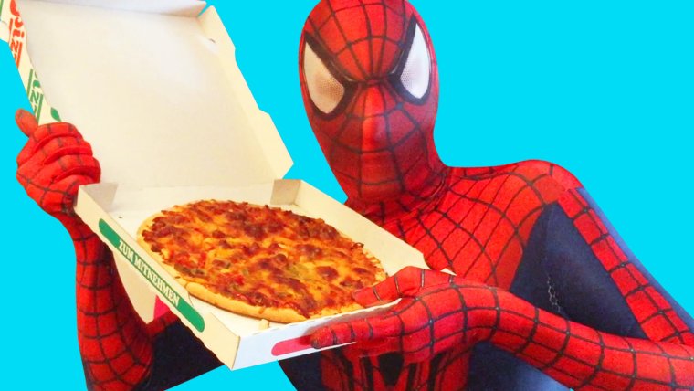 Человек паук с пиццей
