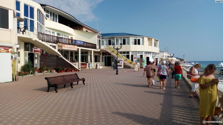 Набережная поселка Лоо