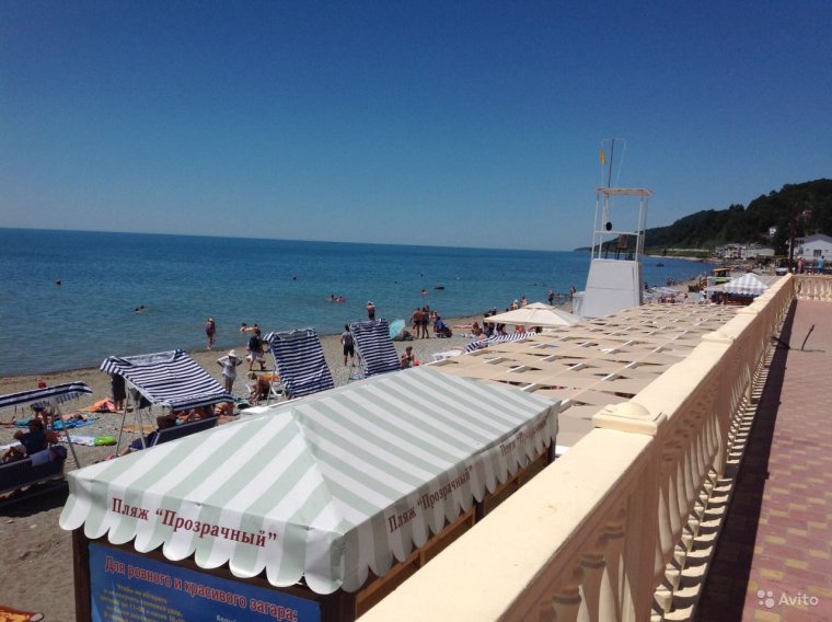 Разрушенная набережная в Лоо