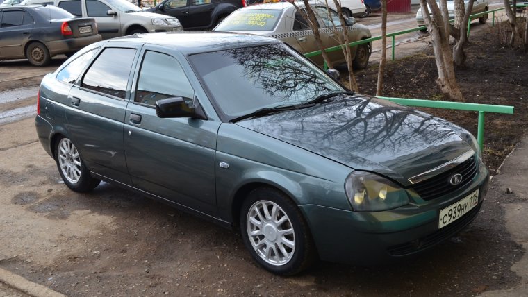 Лада Приора хэтчбек серо зеленая