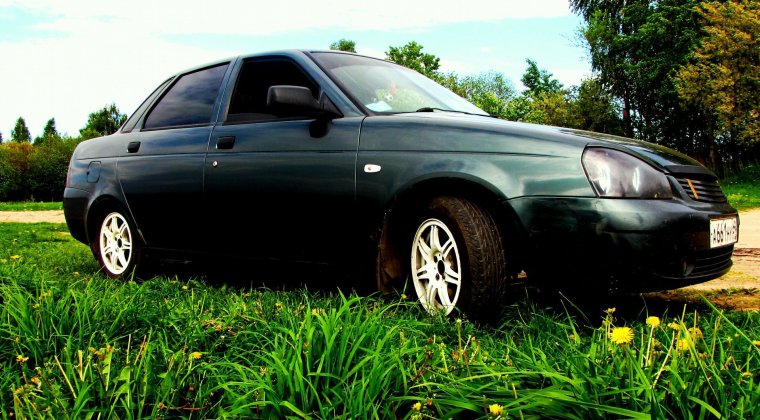 Лада Приора тёмно зелёная