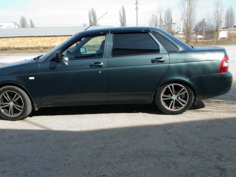 Приора седан зеленая