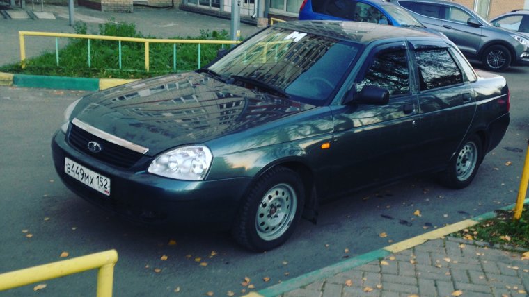 Лада Приора седан темно зеленая