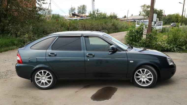 Лада Приора хэтчбек серорзелёная