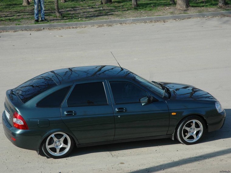 Лада Приора хэтчбек темно зеленая