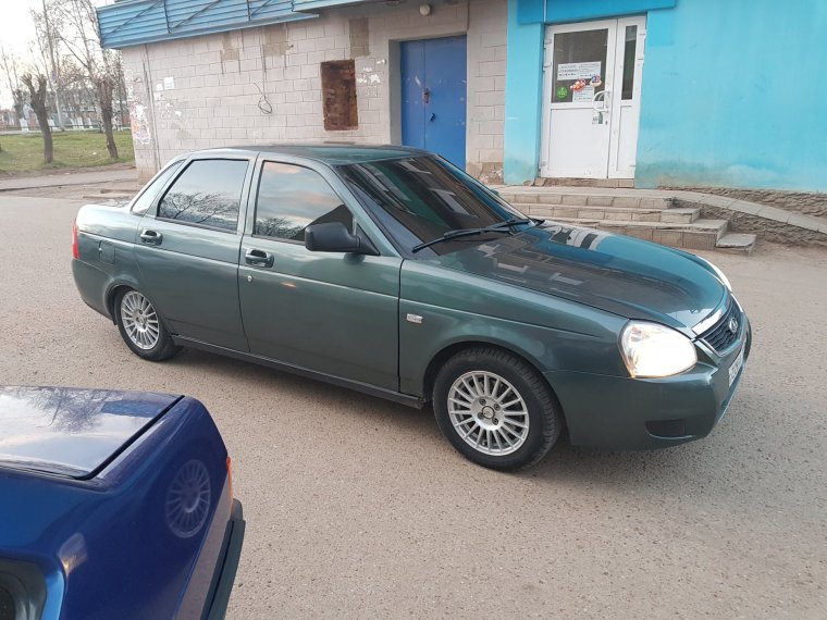 Серо зеленая Приора седан