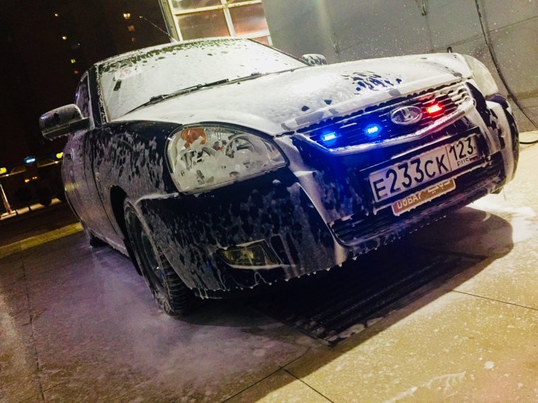 Черная ВАЗ 2107 С мигалкой