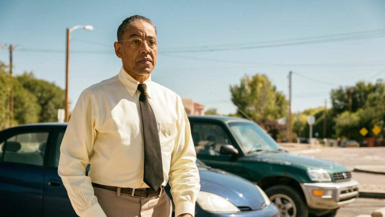 Сол Гудман улыбается