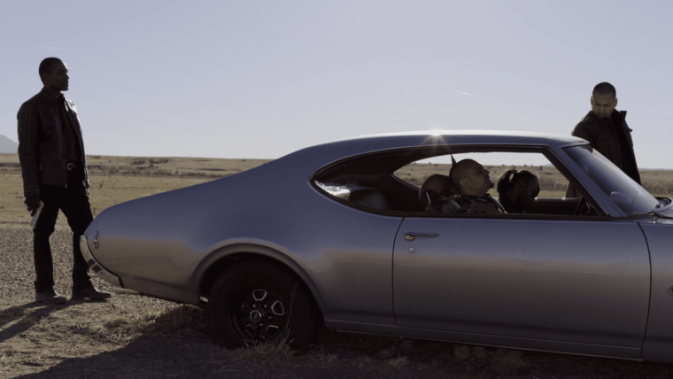 Сол Гудман указывает пальцами