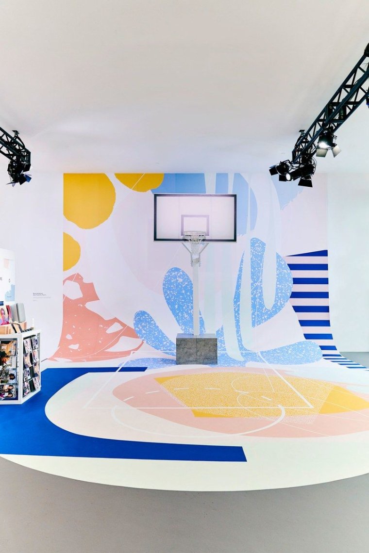 Роспись стен в спортзале абстракция