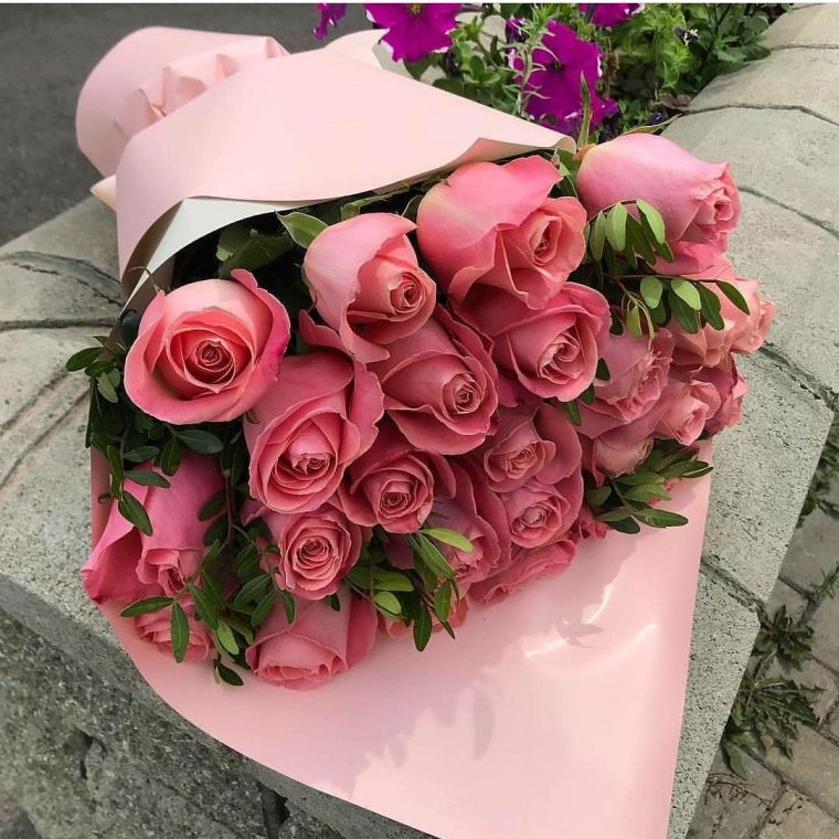Букеты живых розовых роз