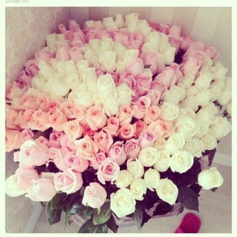 Огромный букет роз на кровати