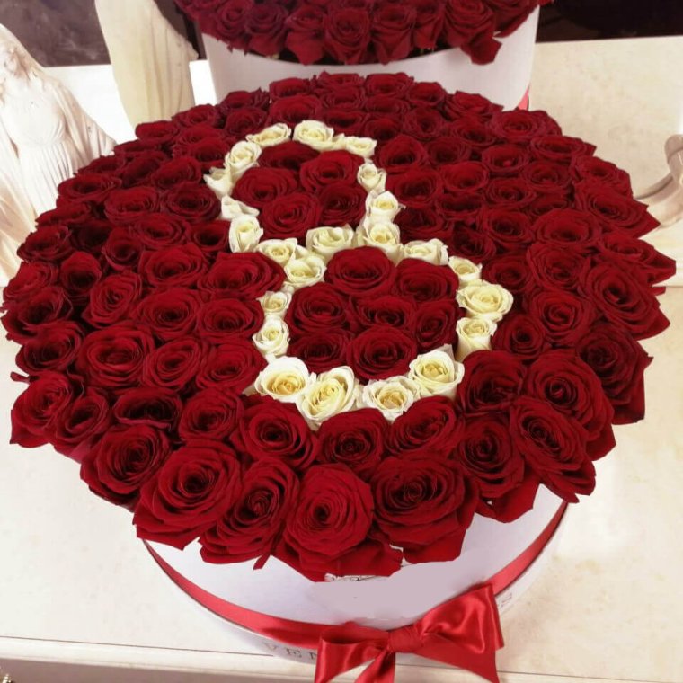 С 8 марта букет роз