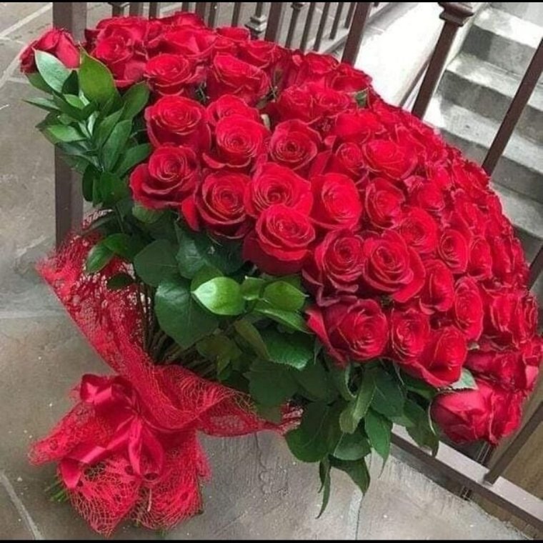 Шикарный букет красных роз
