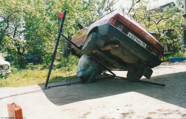Перевернуть машину на бок для ремонта