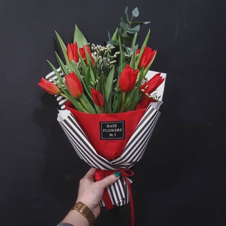 Современная упаковка букетов