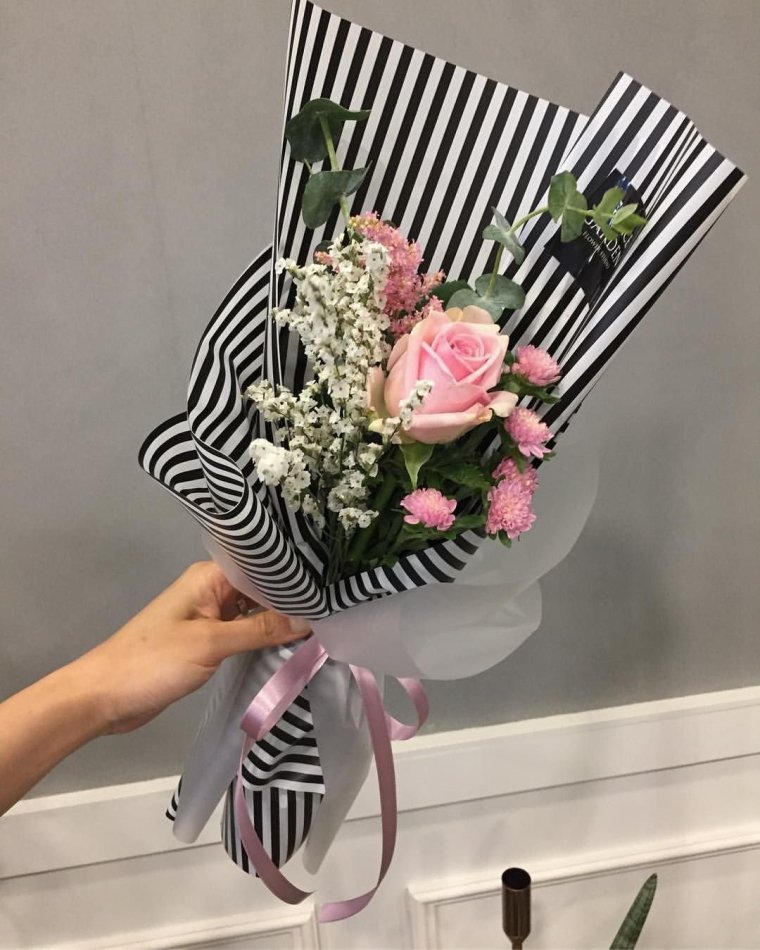Букет в полосатой упаковке