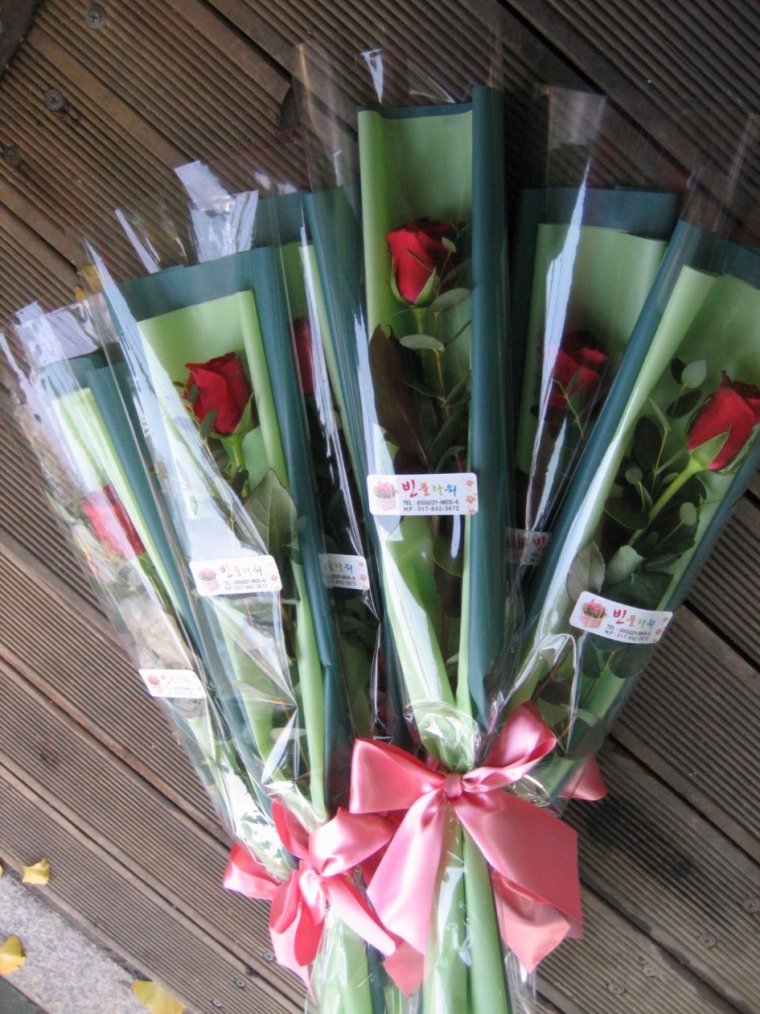 Упаковка цветов в прозрачную пленку