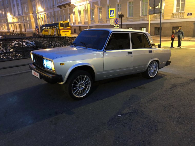 Серебристая ВАЗ 2107 семёрка