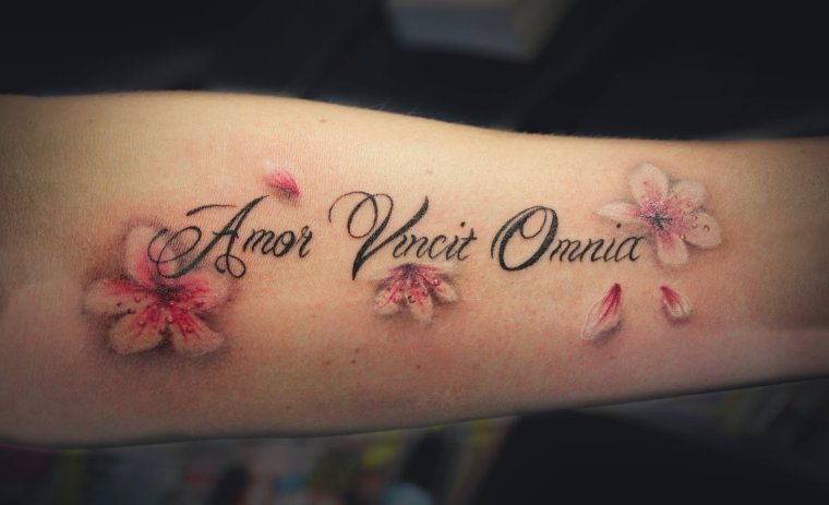 Тату надпись любовь