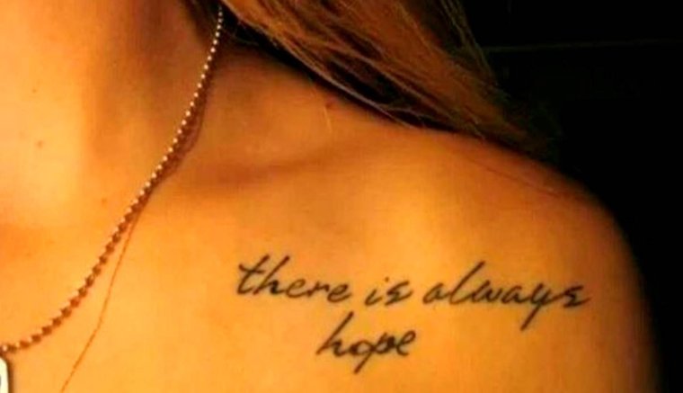 Тату на ключице надпись на латыни