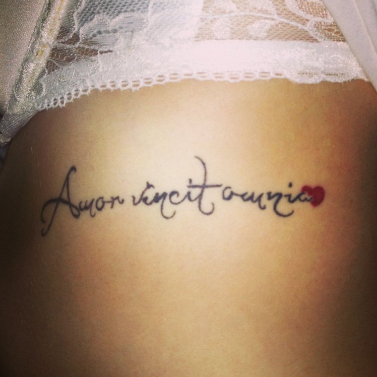 Татуировка Amor vincit Omnia