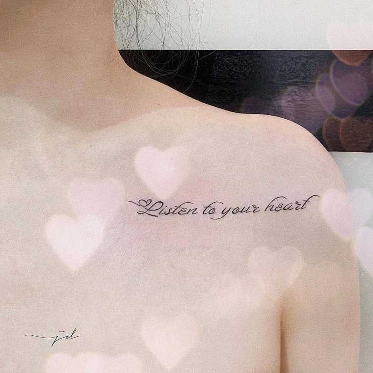 Тату надпись с сердцем на ключице