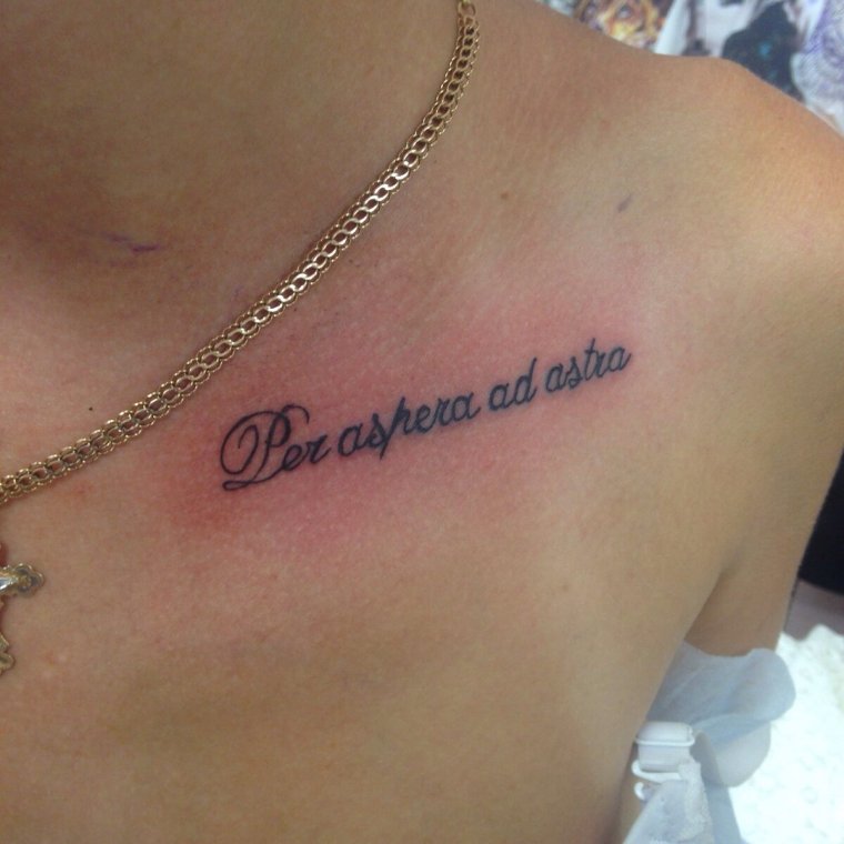 Через тернии к звездам на латыни тату
