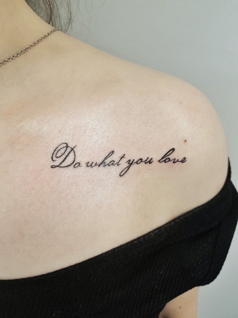 Тату надпись на груди у девушек