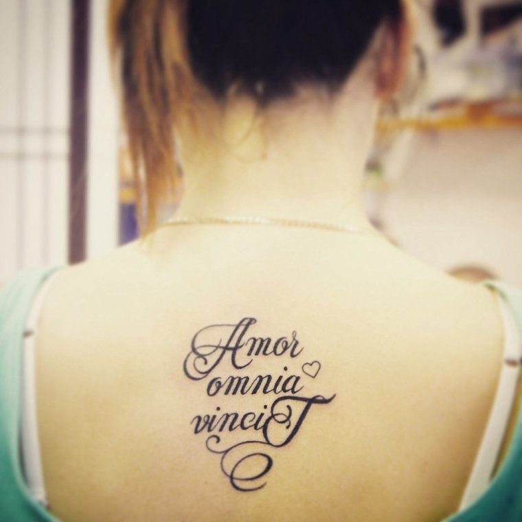 Надпись на латыни на спине