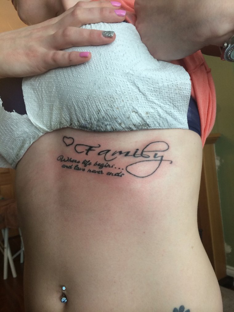 Тату надпись под сердцем