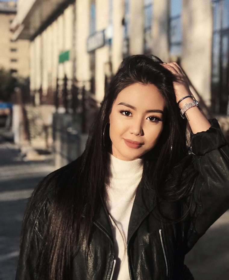 Айжан Асемова портрет