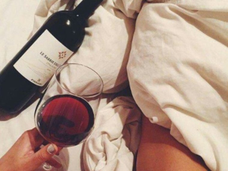 Бокал вина в руке девушки