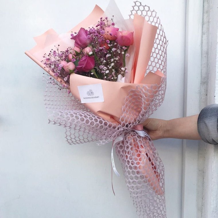 Современная упаковка букетов