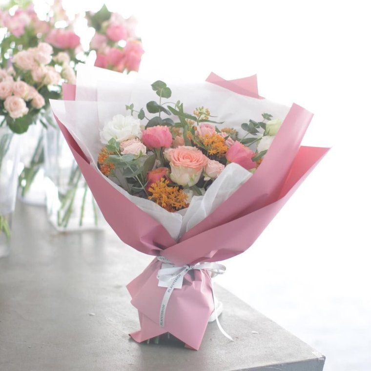 Современная упаковка букетов