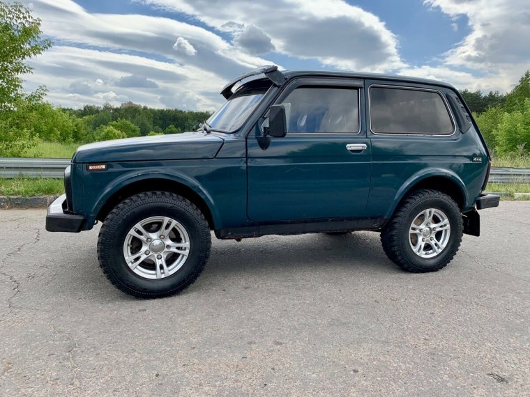 Нива 21213 зеленая