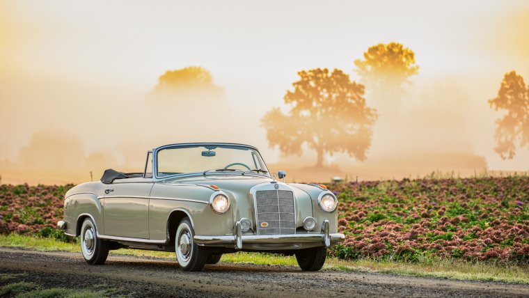 Старые американские машины бежевого цвета на фоне природы