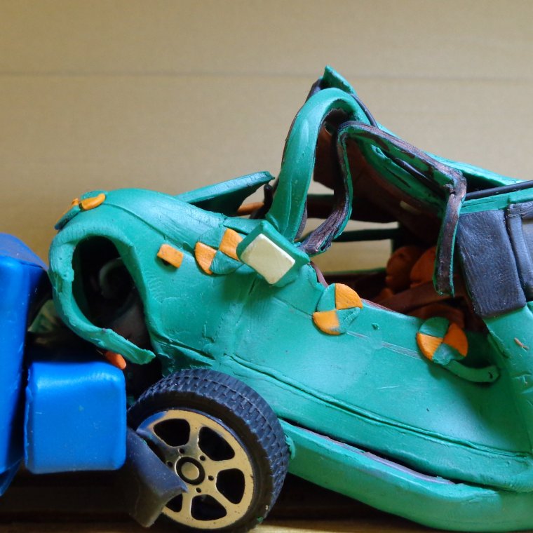 Зеленая машина из пластилина