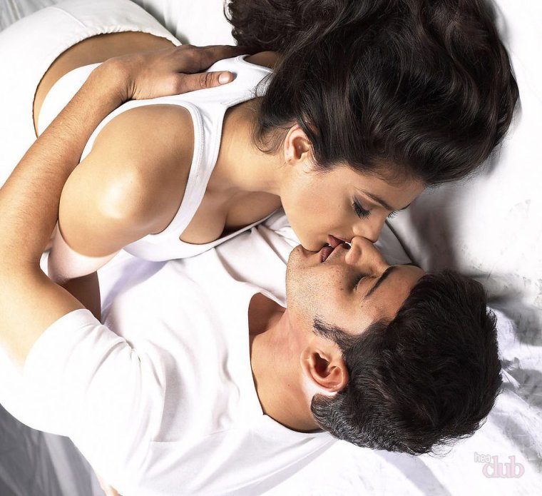 Парень целует девушку в губы