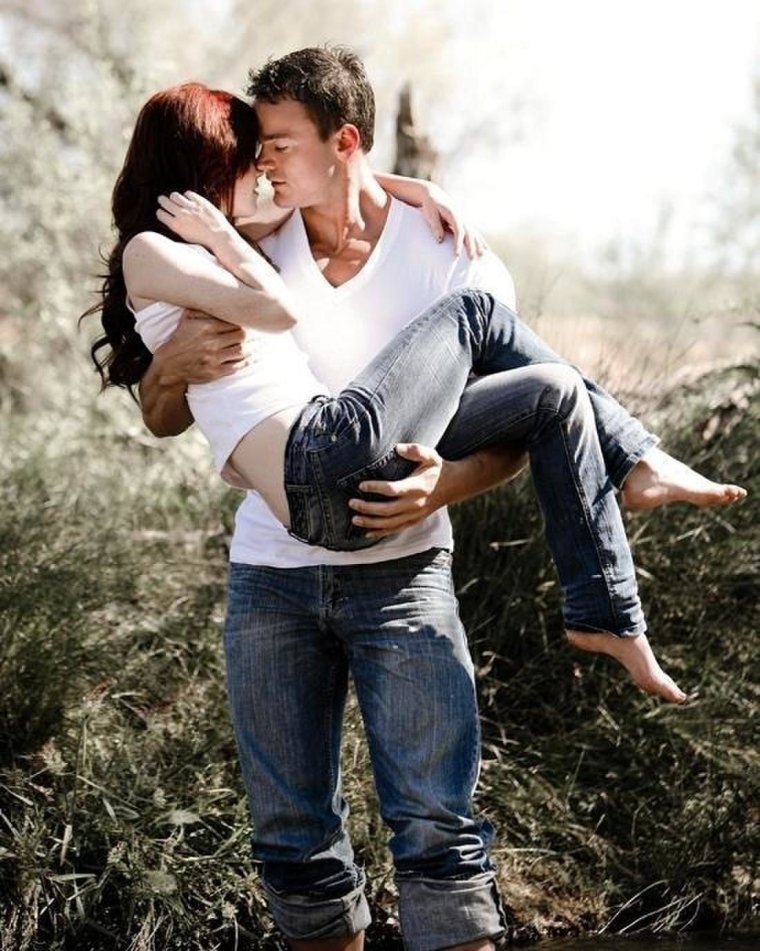 Девушка держит в руках