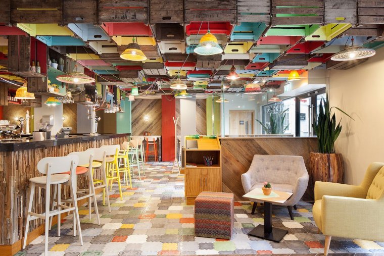 Разноцветный интерьер кафе