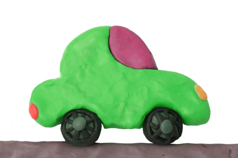 Машинка из пластилина на бумаге