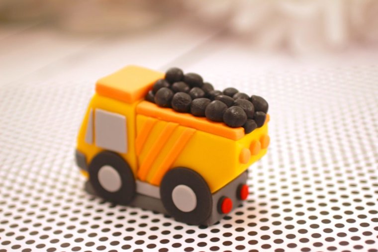Самосвал из пластилина